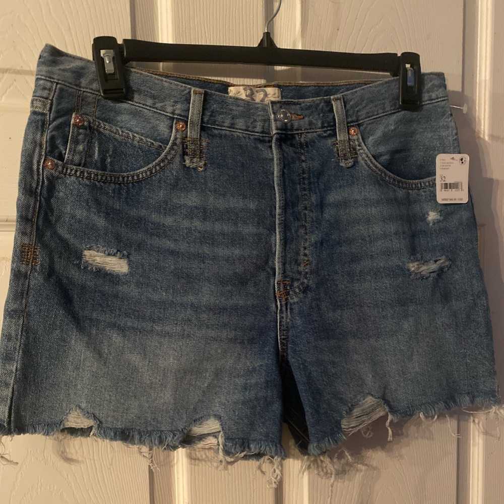 NWT We The Free/Free People Distressed Jean Shorts Size  32 (14)